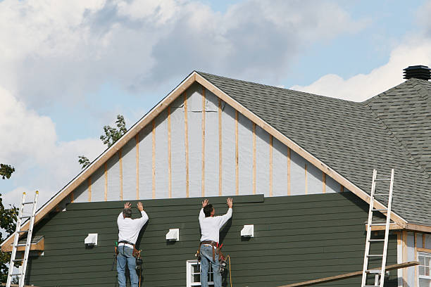 Professional Siding technician working in Lynn, IN